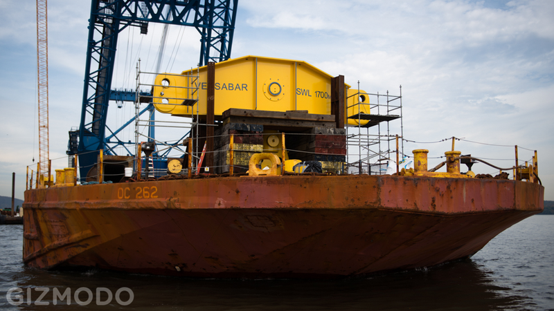 Illustration for article titled I Lift NY: Meet the Floating Super-Crane Building the Tappan Zee Bridge
